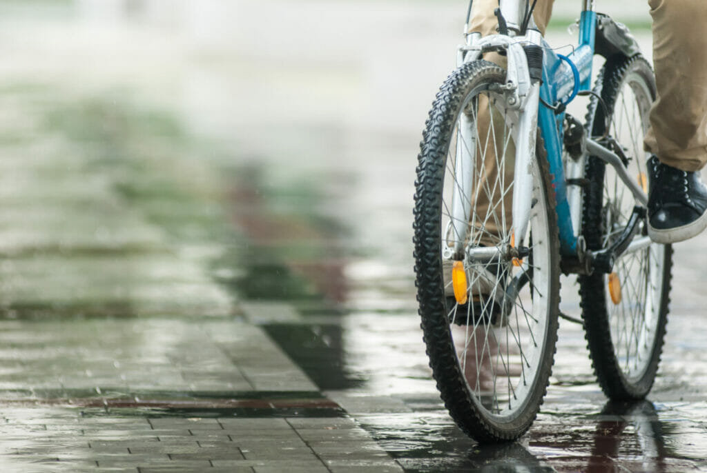 雨に濡れている路面と自転車