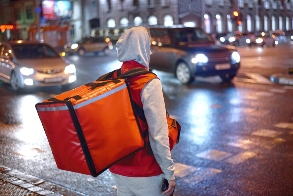 道路に立っている配達員男性