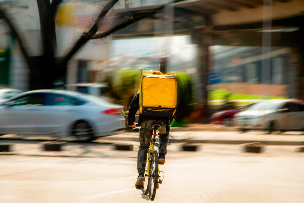 自転車を漕ぐ配達員