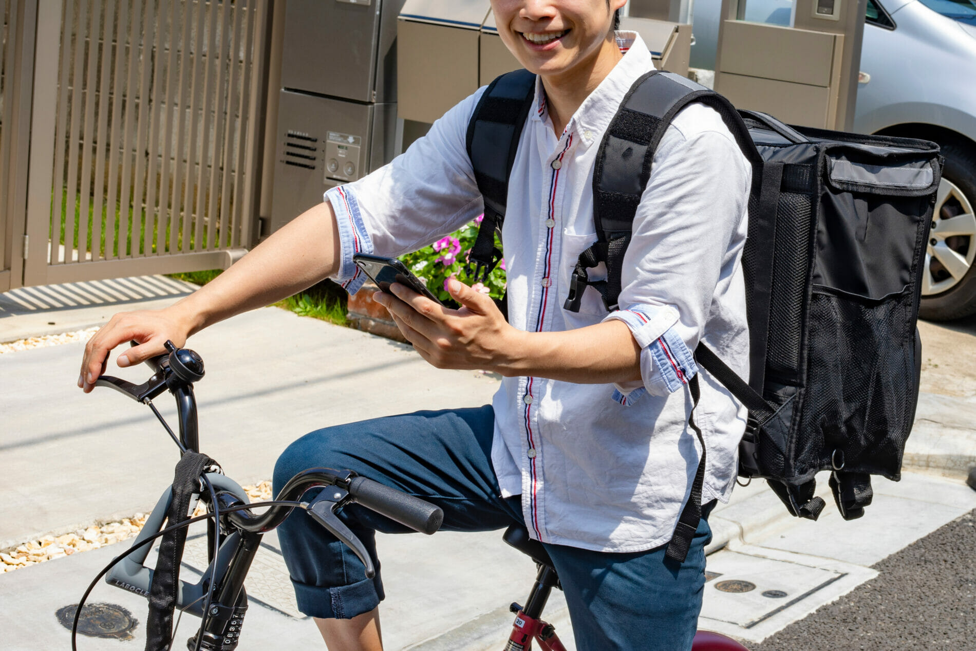 自転車に跨る人