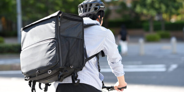 自転車に乗っている男性配達員