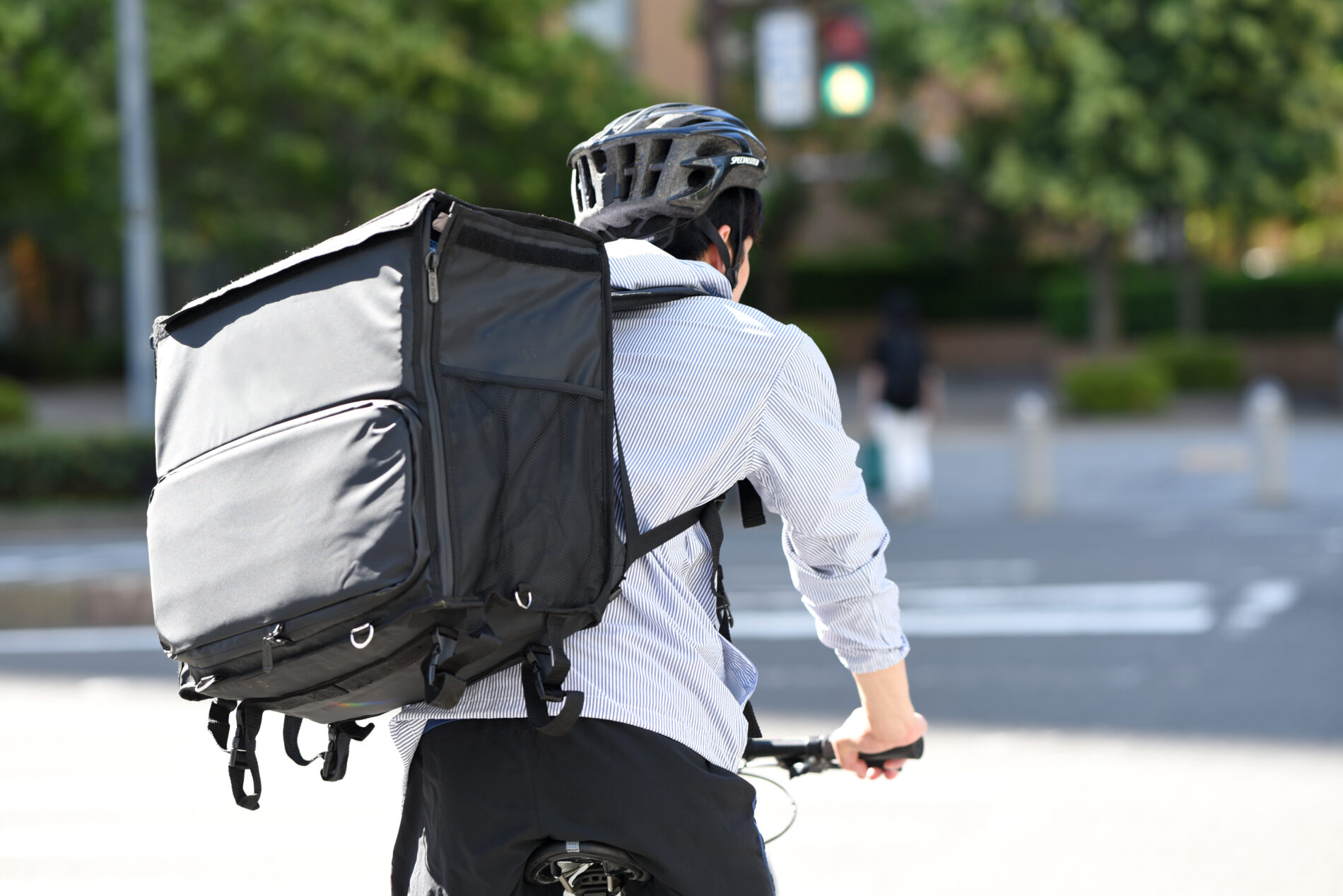 自転車に乗っている男性配達員