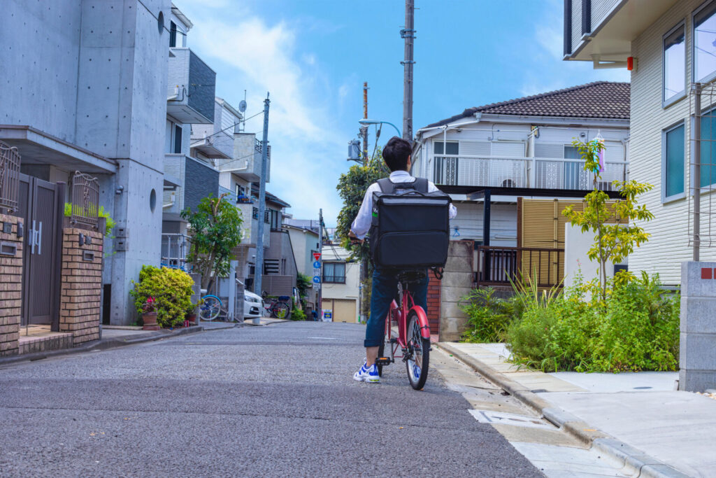 自転車に乗っている配達員男性