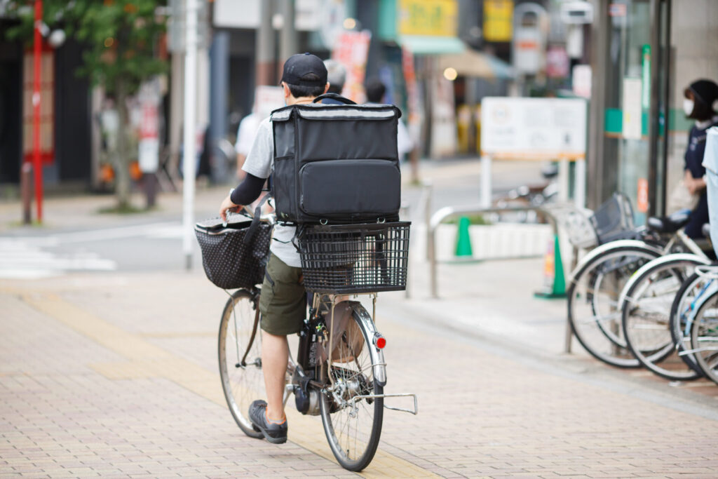 自転車で配達中の男性