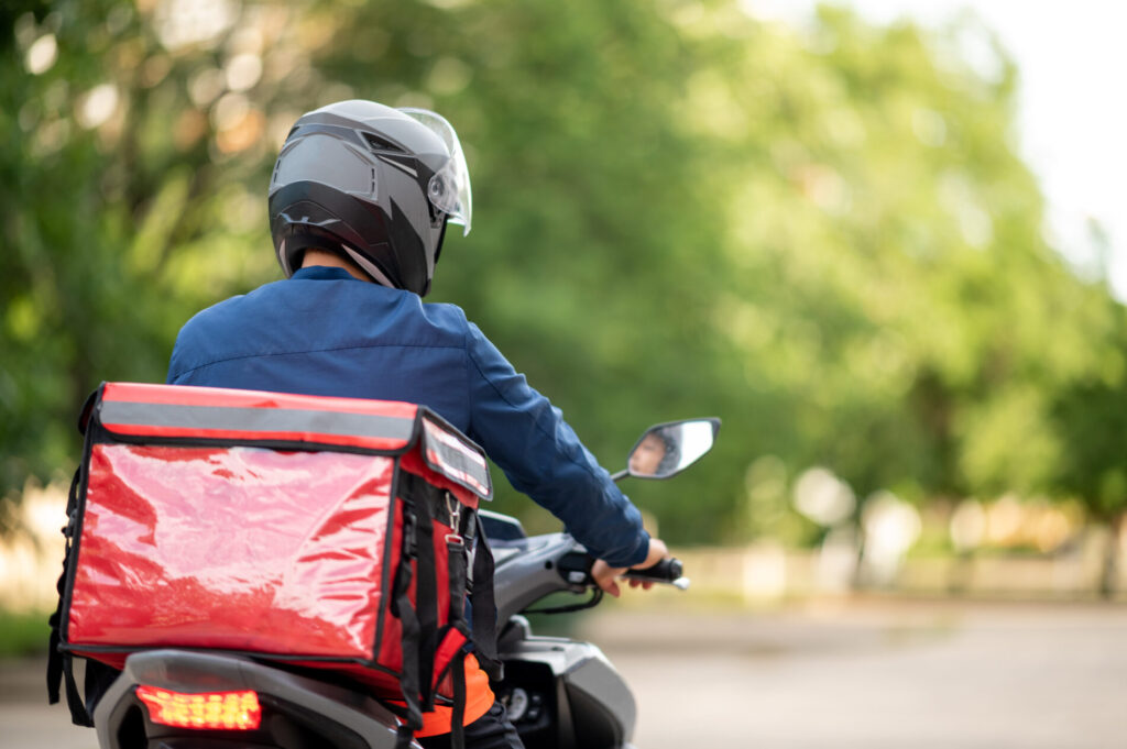 配達を行うバイクに乗っている男性