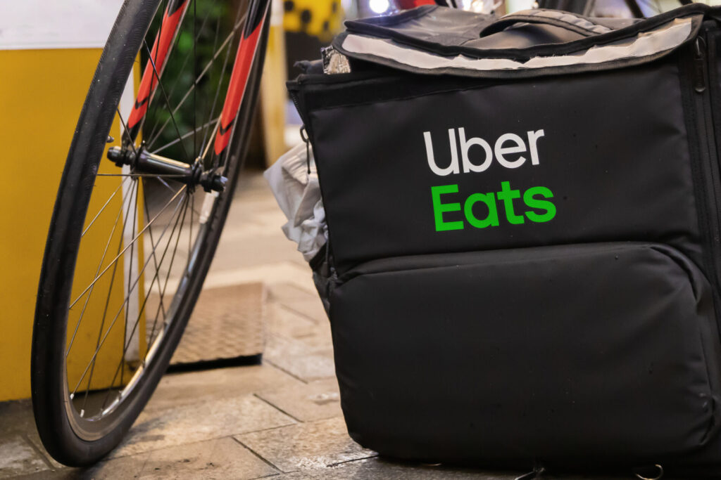 UberEatsの配達バッグと自転車