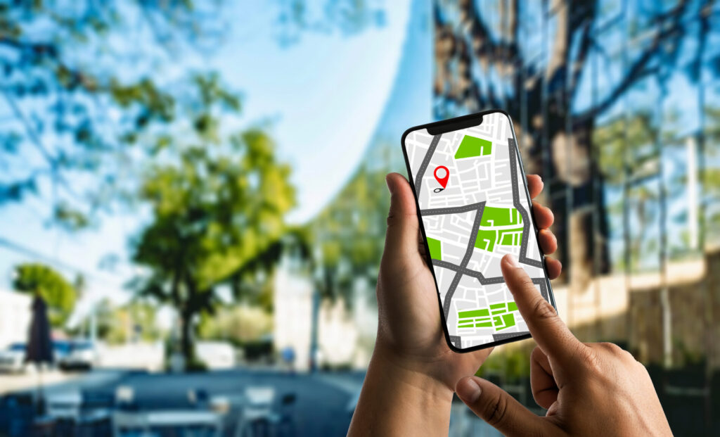 スマホで地図アプリを確認している