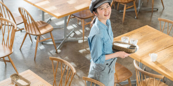 笑顔で働く飲食店の女性スタッフ