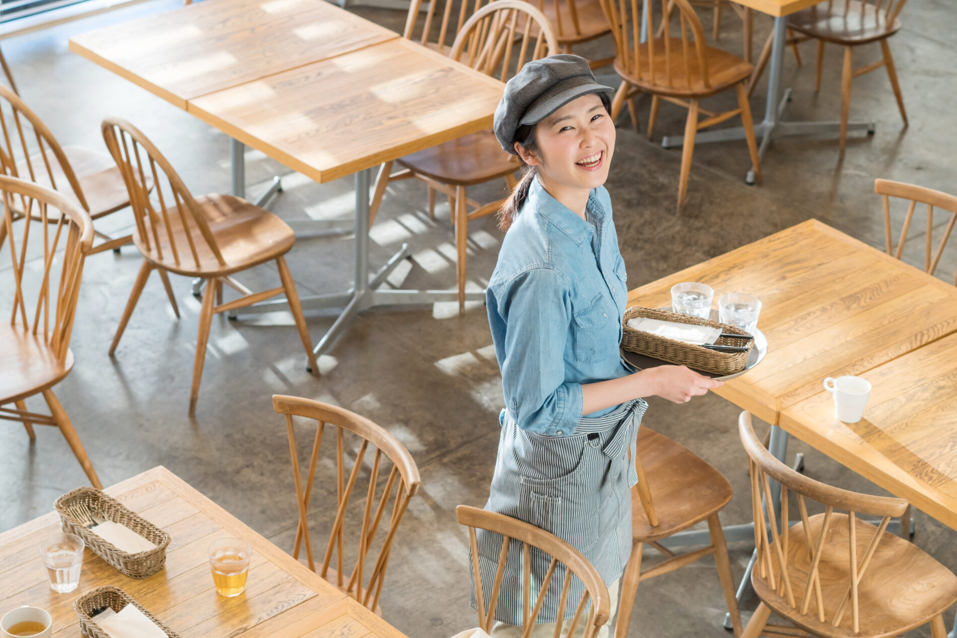 笑顔で働く飲食店の女性スタッフ