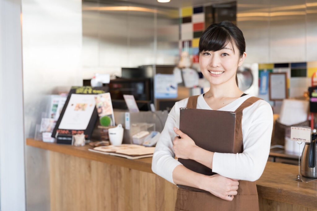 カフェの女性スタッフ