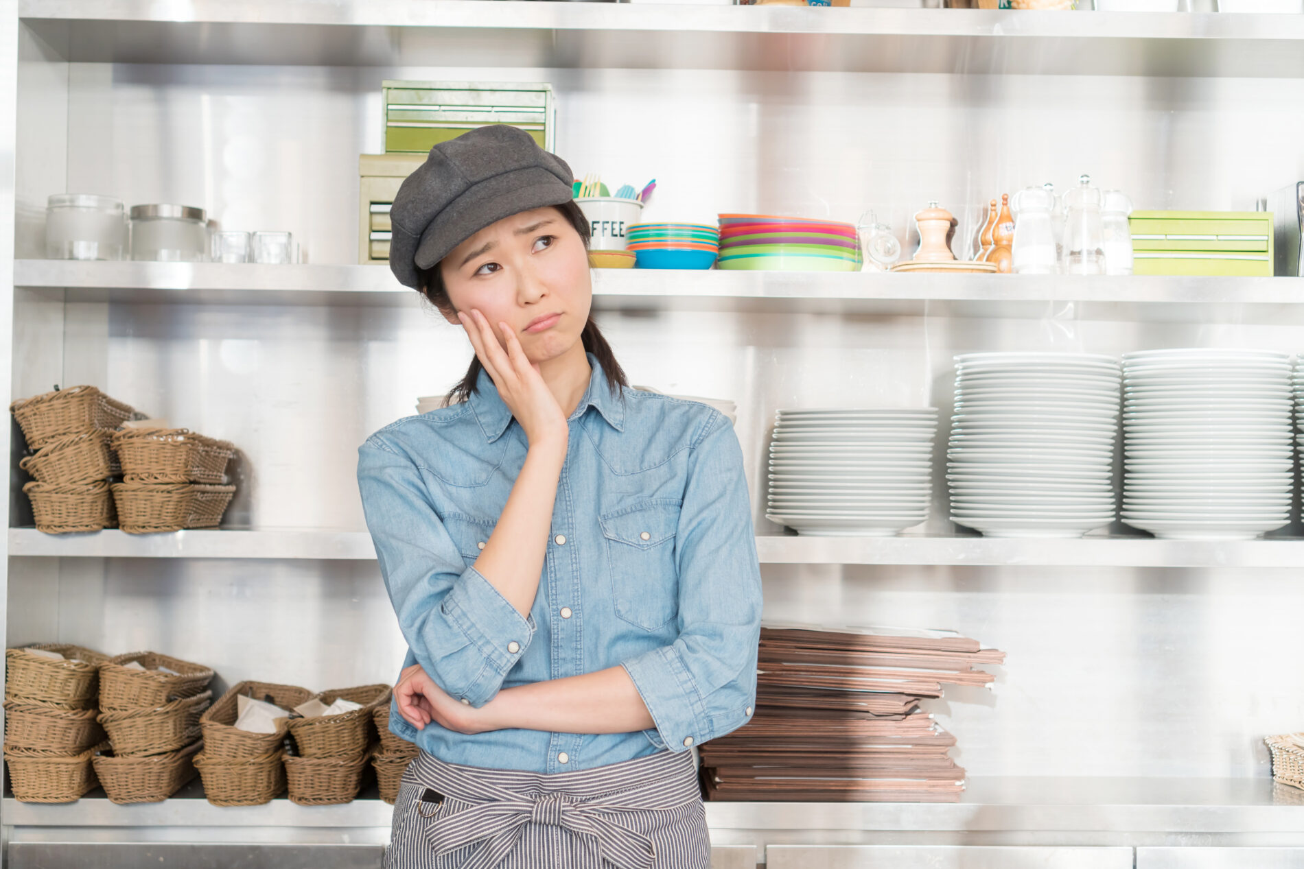 首を傾げている飲食店の女性スタッフ